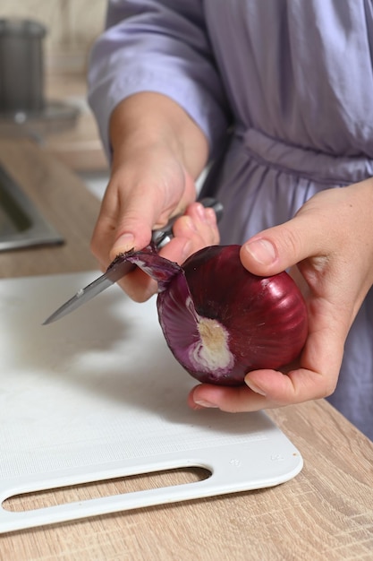 Foto las manos de las mujeres sostienen una cebolla de ensalada