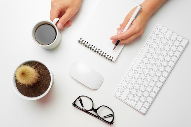 Manos de mujeres con teclado y mouse.