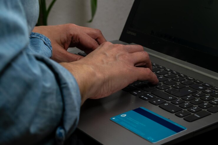 Foto las manos de las mujeres usando una computadora y una tarjeta bancaria en un ambiente relajado copian el espacio tecnológico financiero
