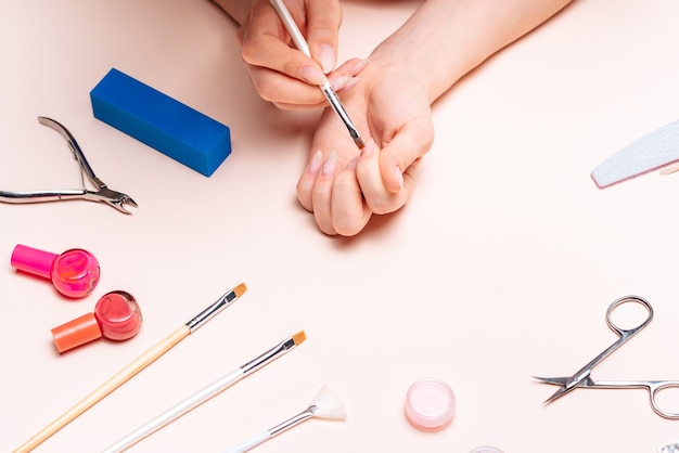 Manos de una niña haciendo una manicura