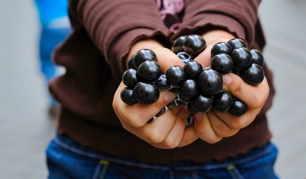 Foto manos de una niña con juguete de plástico