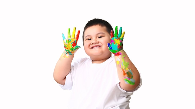 Foto manos de niño pintadas en colorido y aprendizaje de arte