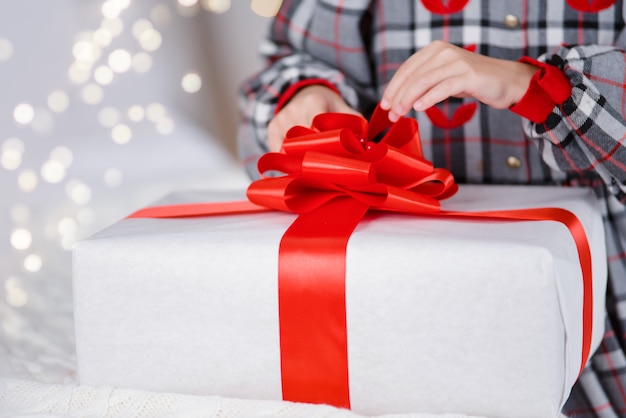 Manos de niño con regalo de Navidad. irreconocible.