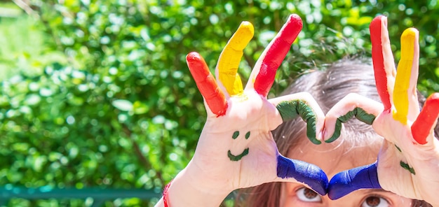 Manos de niños con los colores del verano. Enfoque selectivo naturaleza