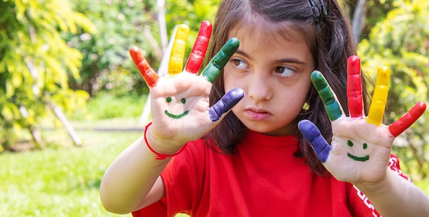 Foto manos de niños con los colores del verano. enfoque selectivo naturaleza