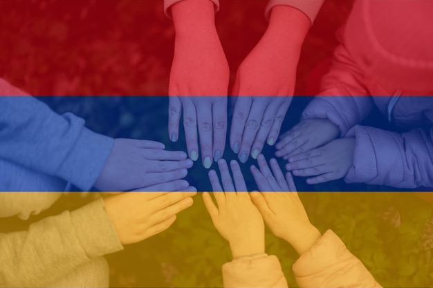 Manos de niños en el fondo de la bandera de Armenia Concepto de unidad y patriotismo armenio