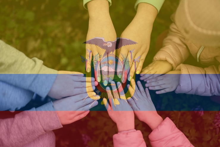 Foto manos de niños en el fondo de la bandera de ecuador concepto de unidad y patriotismo ecuatoriano