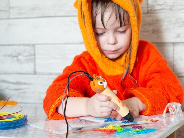 Foto las manos de los niños hacen una artesanía usando una pluma de impresión 3d una niña dibuja con una pluma 3d