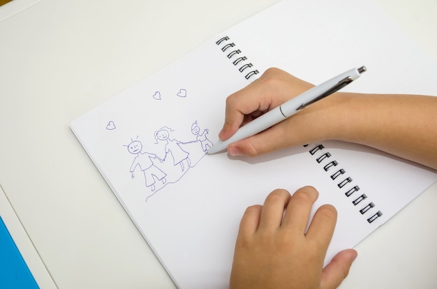 Foto las manos de los niños pintan una familia feliz