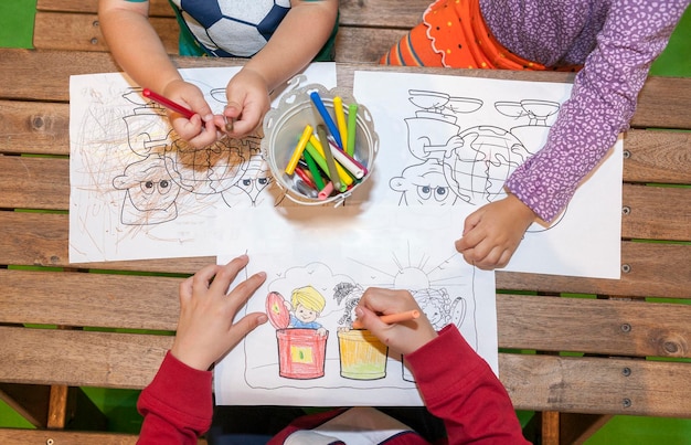 manos de niños pintando