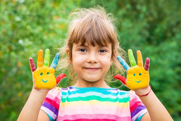 Manos de niños con pinturas de sonrisa Enfoque selectivo Personas