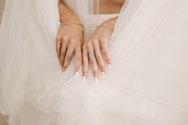 Foto las manos de la novia con un hermoso primer plano de manicura blanca