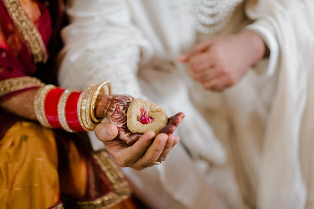 Las manos de la novia y el novio están atadas.