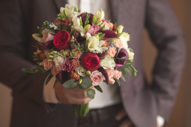 Manos del novio de la boda preparándose en traje.