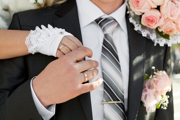 Manos del novio y la novia con anillos de boda