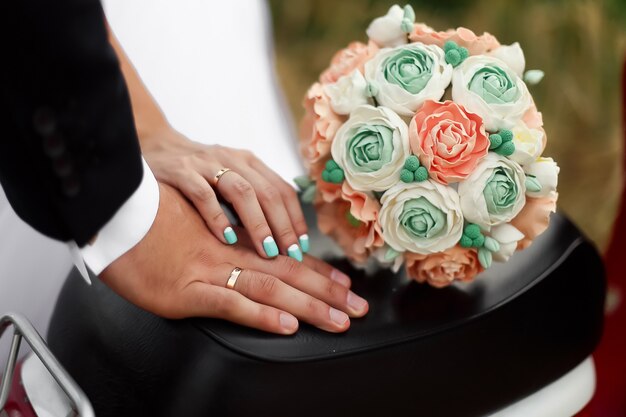 Manos de novio y novia con anillos