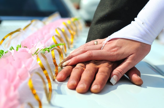 Manos de novios con anillos de boda