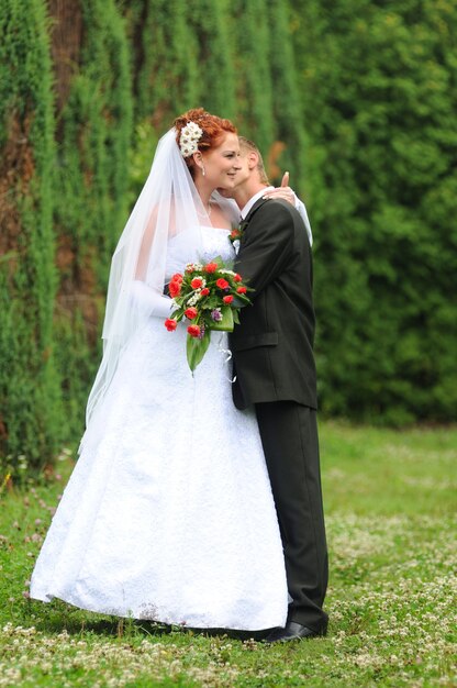 Manos de novios con anillos de boda