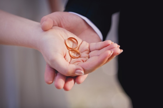 Manos de novios con anillos de boda