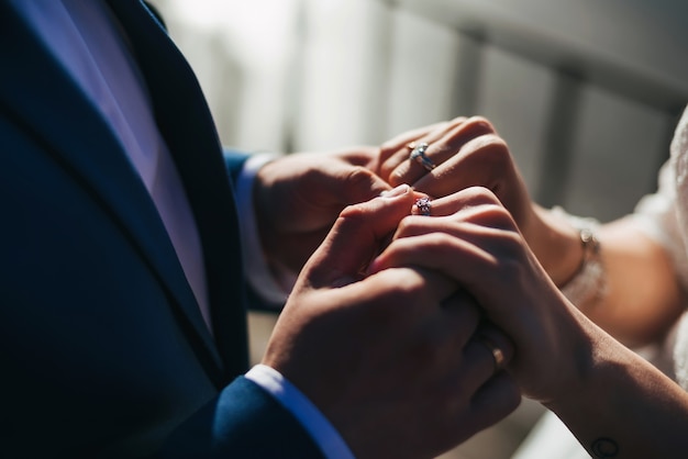 Manos de novios con anillos de bodas de oro