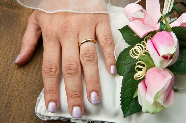 Manos nupciales con anillo de bodas.