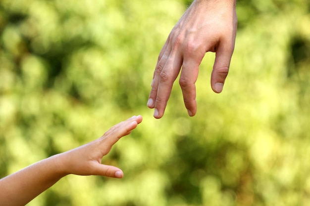 Manos de padre e hija al aire libre