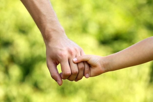 Manos de padre e hija al aire libre