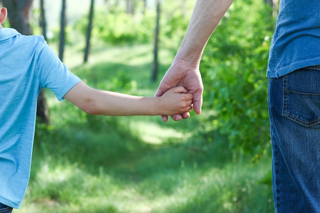 Manos de padre e hijo