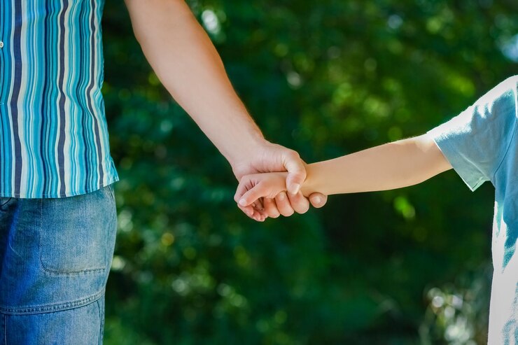 Foto de las manos del padre y el hijo