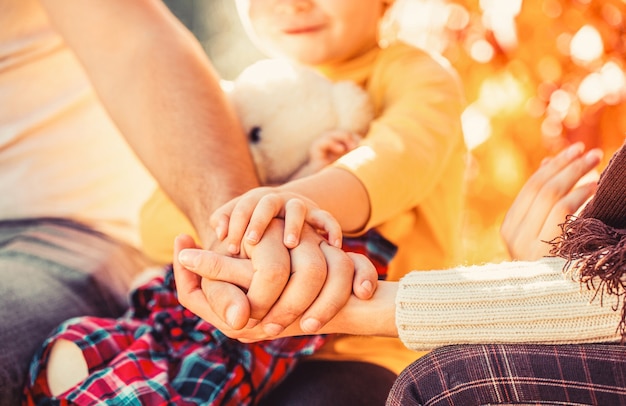 Foto las manos del padre la madre mantienen la mano del pequeño bebé los padres sostienen las manos del bebé primer plano de la mano del bebé