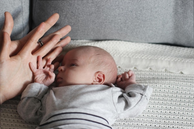 Las manos de los padres y la mano del bebé.