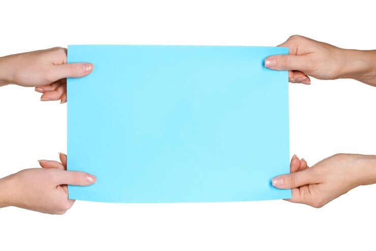 Foto manos y papel aislado en blanco