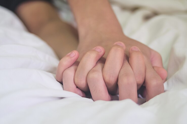 Manos de pareja amante