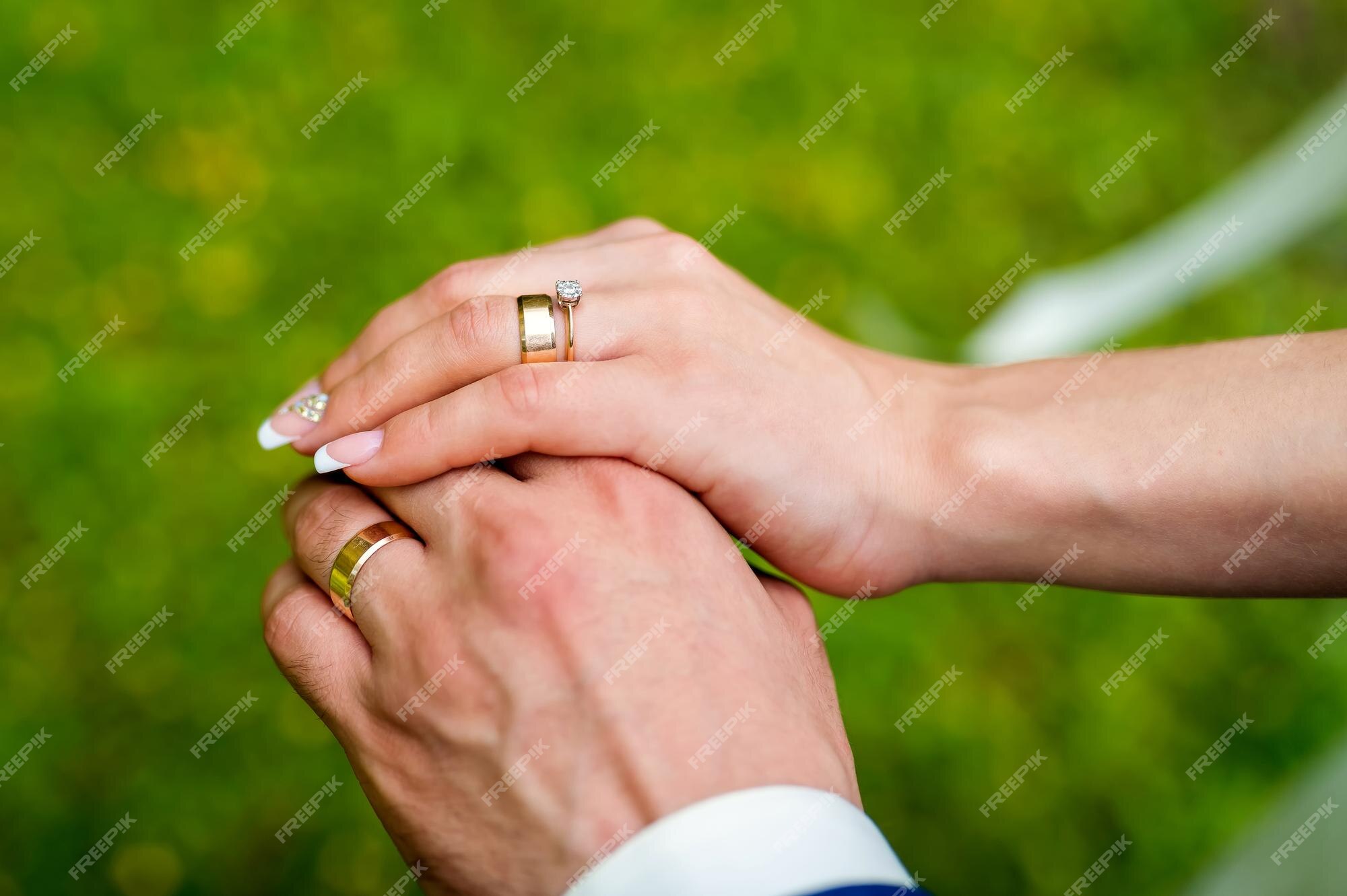 Imaginativo perderse brindis Manos de pareja con anillos de matrimonio pareja comprometida se toma de la  mano mostrando el nuevo anillo de diamantes | Foto Premium