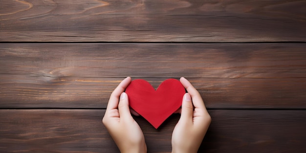 Las manos de una pareja formando una forma de corazón juntas las manos de la pareja forman forma de corazón