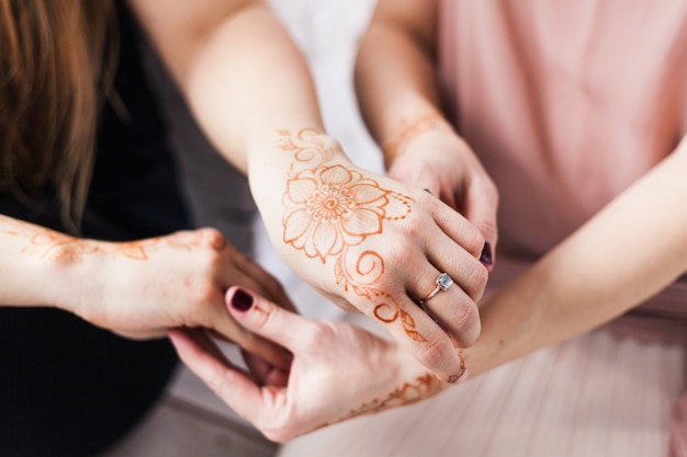 Manos con patrón de henna, preparación de la boda, decoración del cuerpo de henna, tradición, desarrollo espiritual de yoga