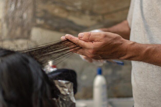 Manos de peluquero profesional con cabello largo de mujer Enfoque selectivo