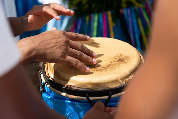 Manos de percusionista tocando el atabaque