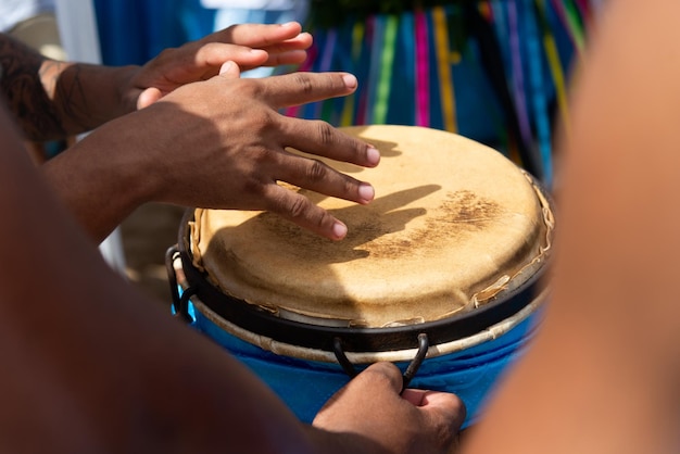 Manos de percusionista tocando el atabaque