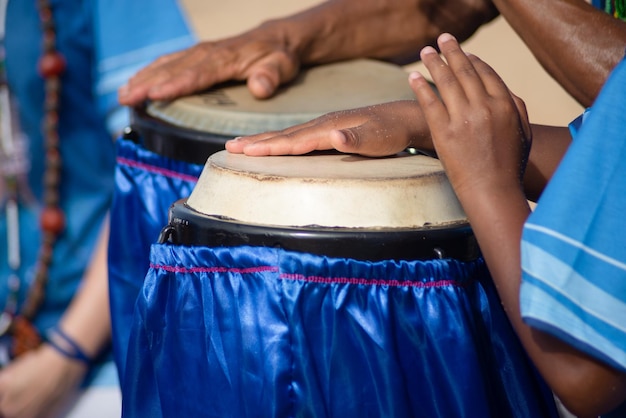 Foto las manos del percusionista tocando el ritmo musical atabaque música africana