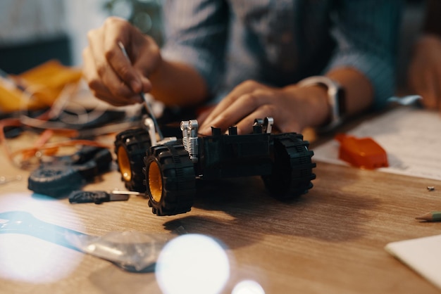 Manos persona y automóvil robótica para la educación con aprendizaje automático desarrollo y estudio de transporte electrónico herramientas de vehículos e ingeniería creativa para juguetes de tallo construcción de circuitos y casa