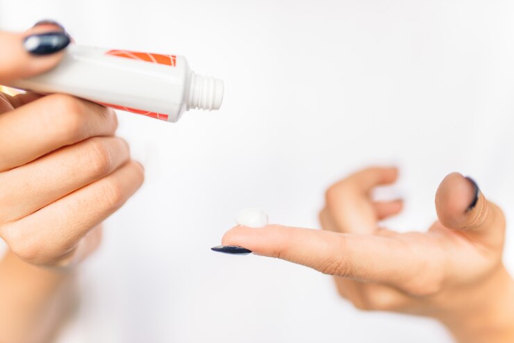 Foto manos de persona femenina con crema cosmética, cuidado de la piel. cuidado e higiene corporal, sanidad