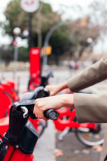 Foto manos de una persona irreconocible tomando una bicicleta