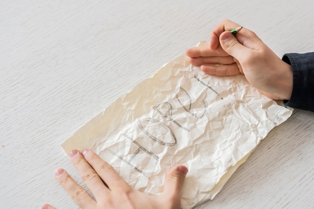 Manos de persona sosteniendo una hoja de papel con la palabra de esperanza