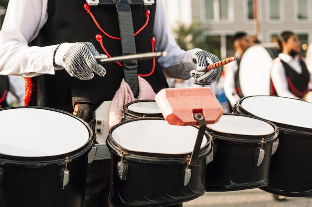 Manos de una persona tocando en una banda de música