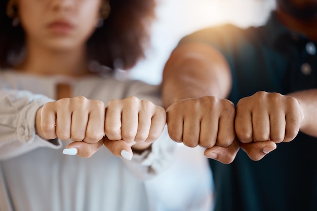 Manos de personas negras y puño para el apoyo del trabajo en equipo o solidaridad para objetivos comunes misión o objetivo Unidad de confianza o gente de negocios golpe de puño para la construcción de equipos de colaboración o motivación juntos