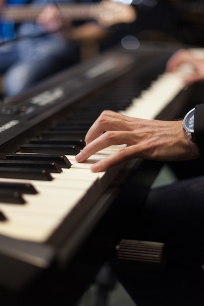 Foto manos de pianista