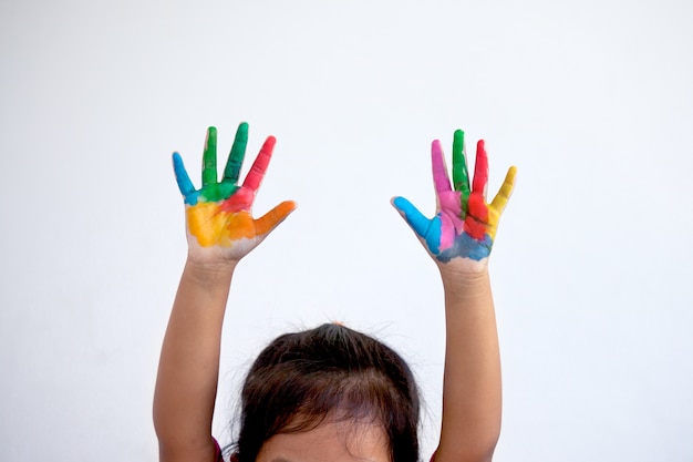 Manos pintadas de niña niño en pintura colorida sobre fondo blanco