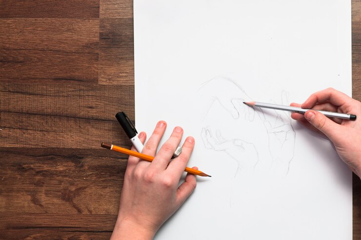 Foto manos del pintor dibujo boceto con lápiz