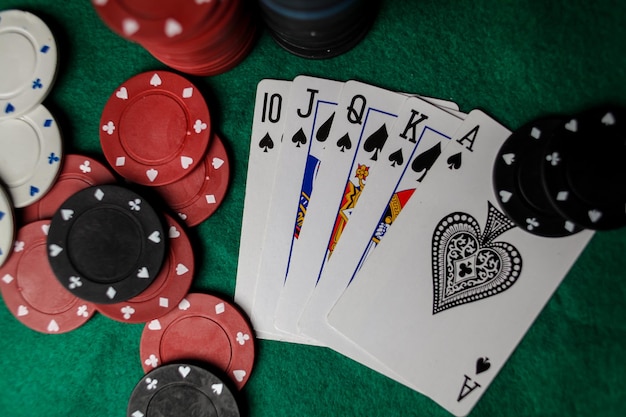 Manos de póquer, Royal Flush 3. Cinco naipes: la mano real de póquer en la mesa del casino.